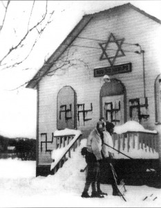 Synagogue vandalisée, Sainte-Marguerite (Lac Casson), Québec, 1938, Archives du Congrès Juif canadien.