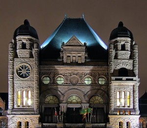 Quee's Park, siège du gouvernement provincial de l'Ontario.  Crédits : Grant MacDonald (Flickr)