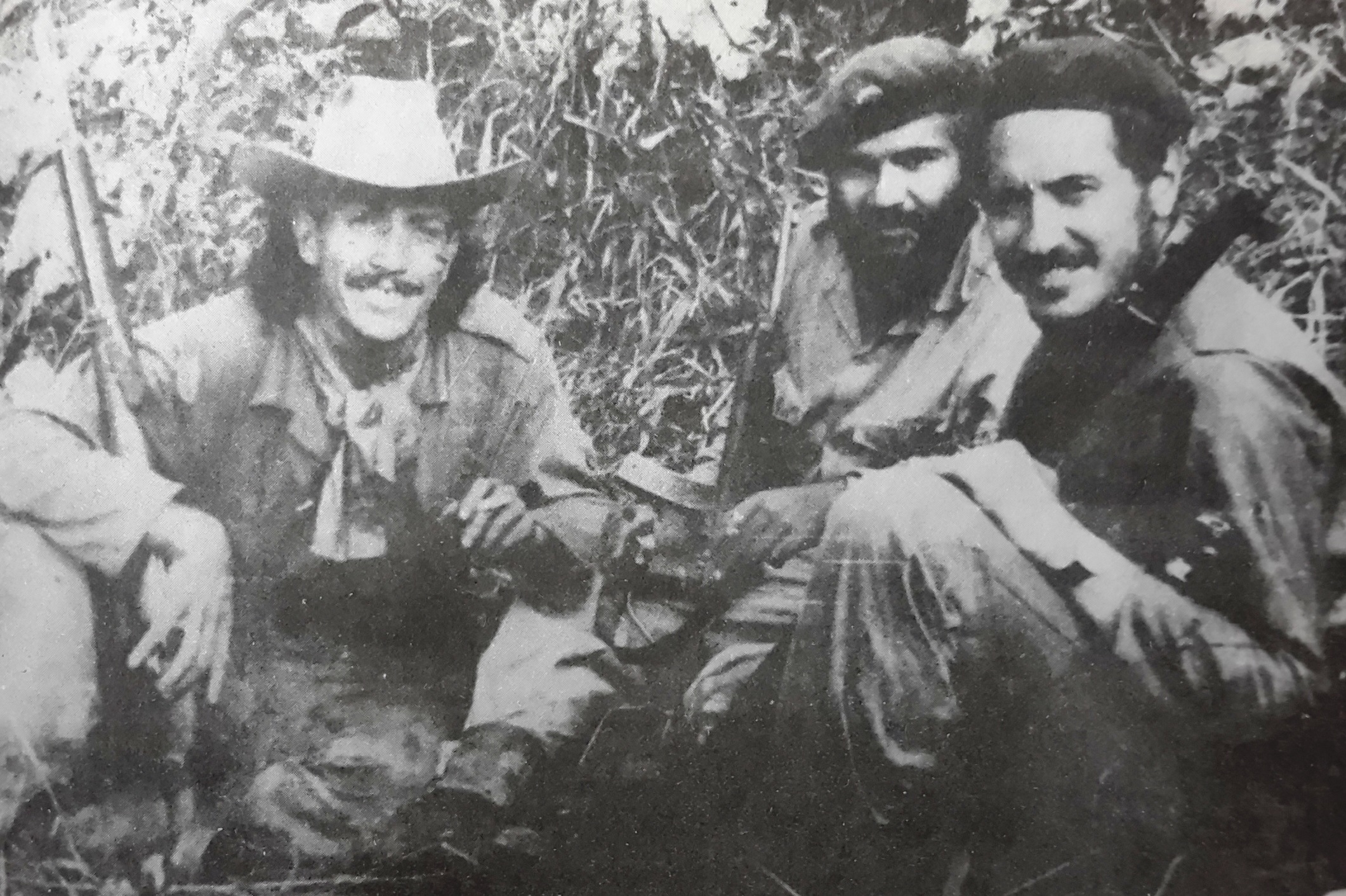 Photographie de Camilo Torres accompagné de Fabio Vázquez et de Victor Medina Morón, dans la revue OCLAE, no 2, 1967, p. 5.