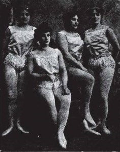 Mlle Athleta et ses trois filles : Anna, Louise et Brada. Photographie tirée du livre Les rois de la force d’Edmond Desbonnets, p. 380.