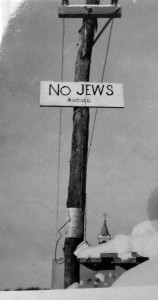 Photographie d’une affiche « Now Jews allowed », St-Faustin, Laurentides, Rapport sur l’antisémitisme au Québec, Archives du Congrès juif canadien, za 1939 boite 2, dossier 18.